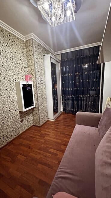 qara qarayev: Mətbəx hissəsində ağ rəngli modul mebellərlə təchiz olunmuş, qara — 17