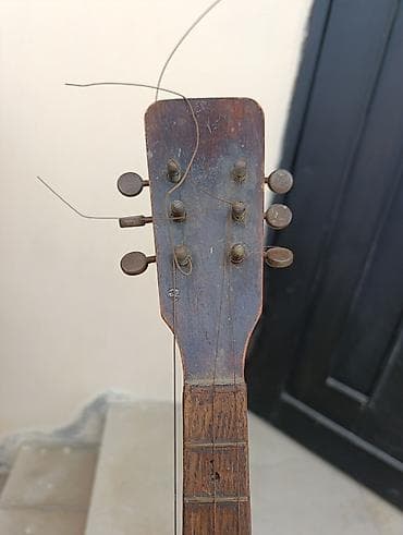 balalayka: Köhnə taxta korpuslu balalayka (rus xalq musiqi aləti) Xüsusiyyətlər — 6