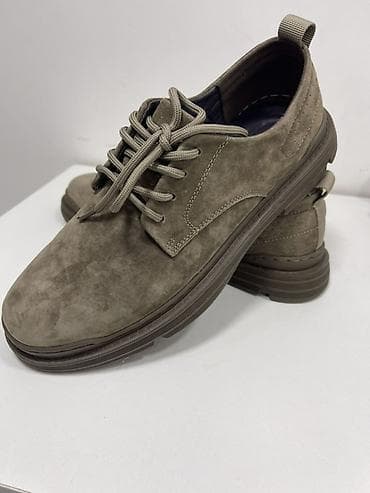 Туфли: Kişi ayaqqabısı – süet/velür üst material, zeytun-boz (taupe) rəng. - — 2
