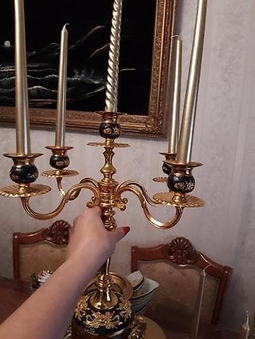 Qızılı və qara rənglərin kombinasiyasında klassik üslublu şamdan