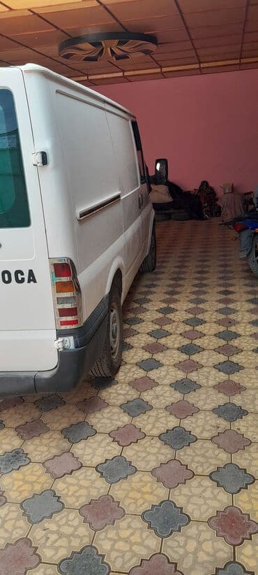 yük daşıma maşınları: Ağ rəngdə Ford Transit furqon, yük daşınması və ya kommersiya — 2