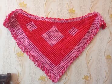 Hicab: Üçbucaq formalı əl işi şal - Rəng: tünd çəhrayı/qırmızı tonlarında — 1