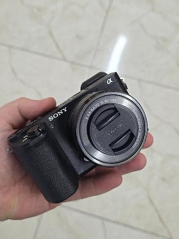 Sony a6500 üzərində 16-50mm kit lens ilə birgə satılır. Video — 1