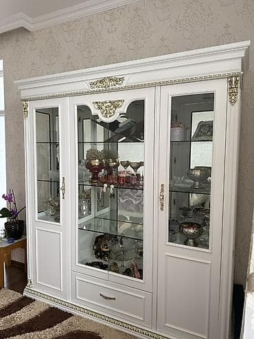 dolabları: Klassik üslublu vitrin-bufet - Rəng: ağ, qızılı dekorativ naxış və — 7