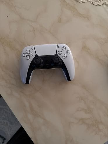 playstation 5 bakida: Qara dualsense 1 ay işledilib.Ağ dualsense 3 ay işledilib.Qara — 1