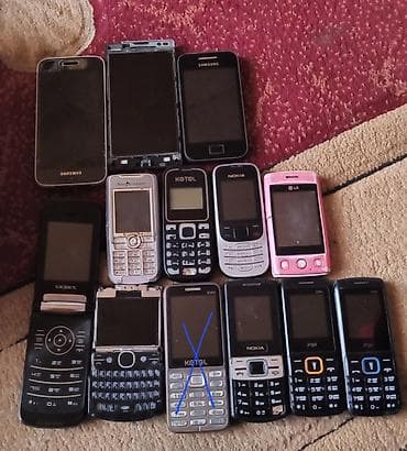Köhnə model mobil telefonlar toplusu Şəkildə gördüyünüz müxtəlif
