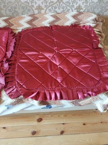 Yataq üçün rəng - Qırmızı Yataq örtüyü