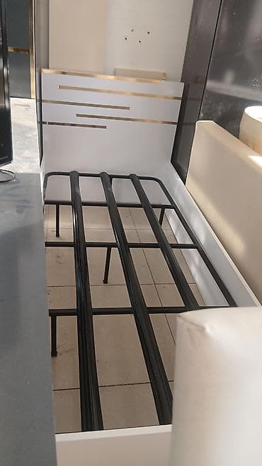 küç divan: - Qırmızı rəngli, modern dizaynlı divan. Yumşaq toxumalı parça üzlük — 2