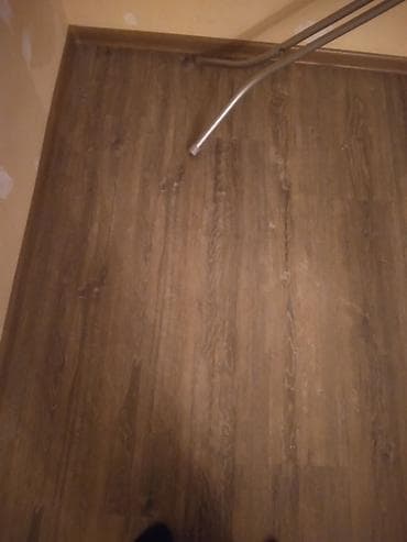 Laminat usdasi Taxta naxışlı laminat döşəmə - Rəng: isti tünd