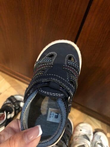 uşaq krossovkaları: 23 razmer,yaxshi veziyyetde,ag gara olan-ortopedikdir.Ag next — 3