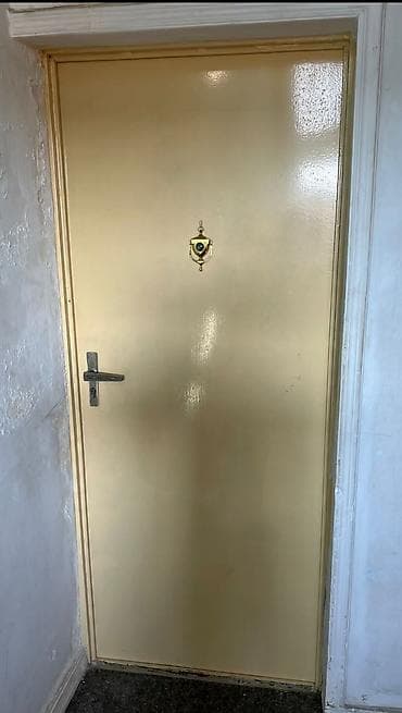 Seyf qapı iki üzlü,içi dolu əla vəziyyətdə,Zamoku və zapas açarları