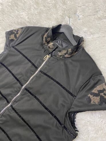 jiletler qadin ucun: Jiletka, 42-44 razmer. Boynunda qaşların birazı tökülüb. Başqa — 3