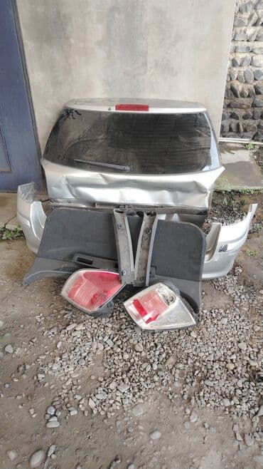 Avtomobilin arxa hissəsi üçün nəzərdə tutulmuş ehtiyat hissələri. Bu