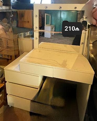 - Vizaj masası – güzgü ətrafı lampalar üçün hazır yerlərlə. Ağ rəng