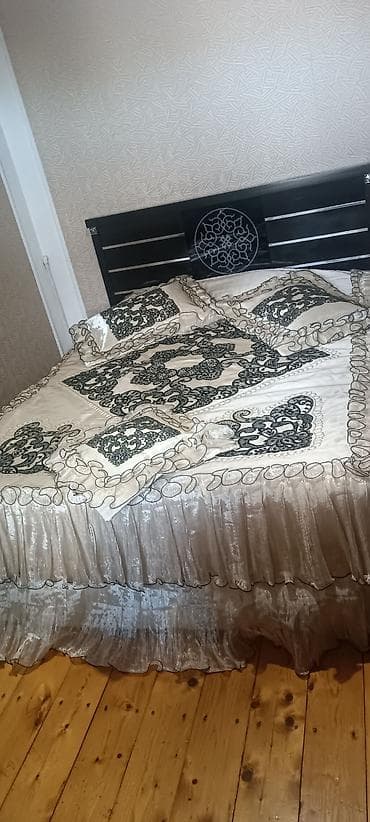 Zərif yataq örtüyü dəsti - Rəng: Şampan/boz çalarlarında parıltılı at lalafo.az Zərif yataq örtüyü dəsti - Rəng: Şampan/boz çalarlarında parıltılı
