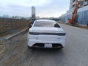 06 sekileri: BYD Qin Plus DM-i sedan – ağ rəng, aerodinamik liftbek kuzovlu hibrid — 3