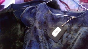 Dəstlər, kostyumlar: Tund goy qadin paltari. Eteyi kojadir. Uzerindeki jiletkasi cixir — 3