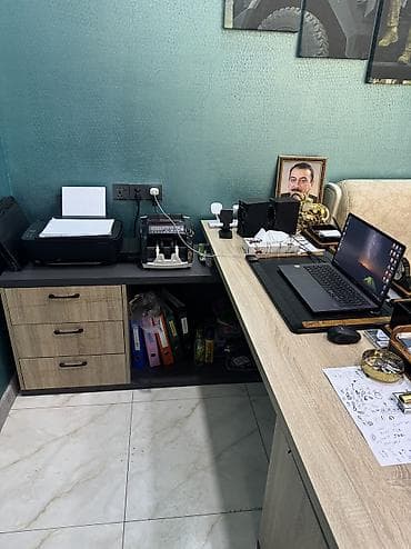 Müdür masasi satılır Az istifadə olunub Ofisə aid başqa mebellerədə — 2