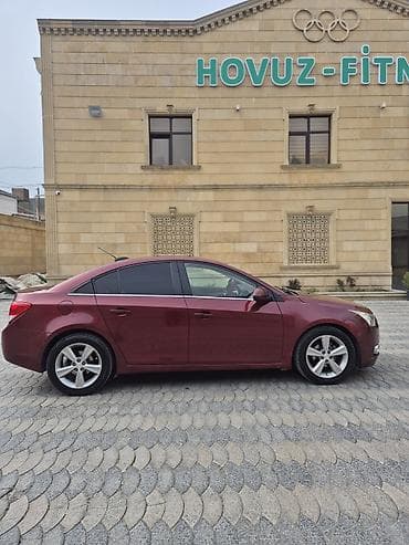 arxa baqaj: Chevrolet Cruze sedan - Kuzov: 4 qapılı sedan, tünd bordo rəng - — 2