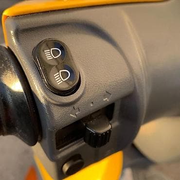 motosiklet teker: Suzuki skuter – parlaq sarı rəngdə, şəhər içi hərəkət üçün ideal — 8