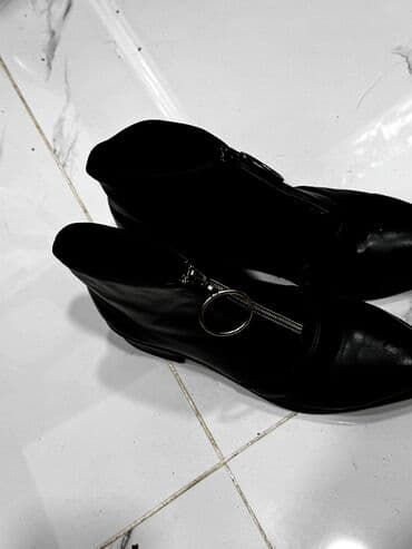 Босоножки, сандалии, шлепанцы: Qadın botları – qara, itiuclu, qısa model - Material: hamar səthli — 5