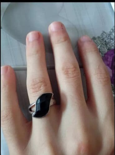 qadınlar üçün strazlı papaqlar: Gumuşdur. doludur.18 razmer qadin uzuyudur — 2