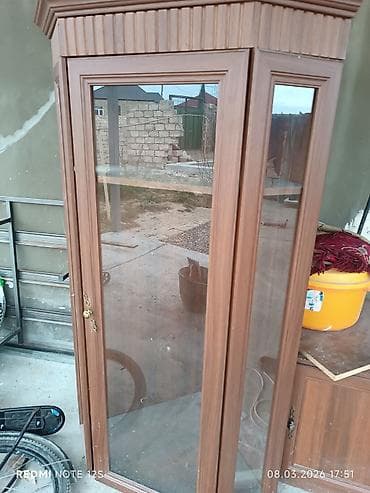 divar refleri: Şüşəli vitrina şkaf - Material: ağac görünümlü korpus, ön və yan — 2