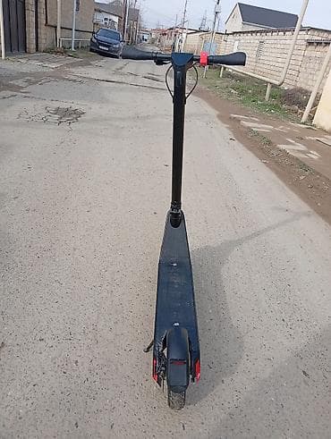 Elektrik skuter - Rəng: qara - Geniş, sürüşməyə qarşı örtüklü ayaq