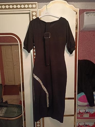 Qara rəngli zərif qadın paltarı - Dizayn: Dizaynda sinədən aşağı enən