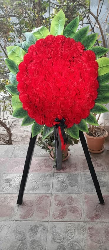 Sifarişle gül çelenklerinin hazırlanması