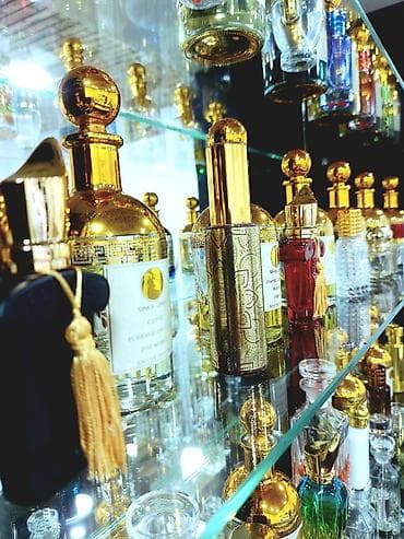 qizil alan: Hazır Ətir biznesi satılır. Kondinsaner, mebellər, vitrinlər — 2