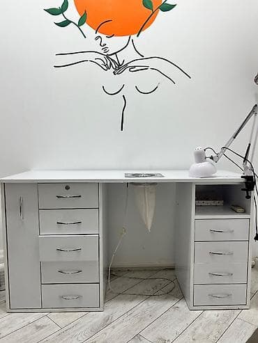 İşlənmiş, Manikür üçün masa, Güzgülü