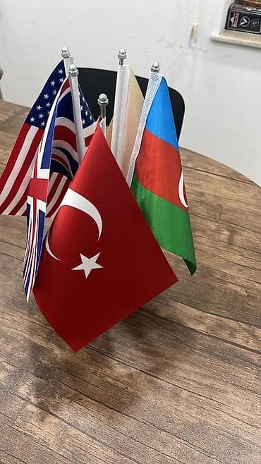 Masaüstü bayraq dəsti Whatsappdan yazın 0513334052. - Tərkib: 5 ədəd