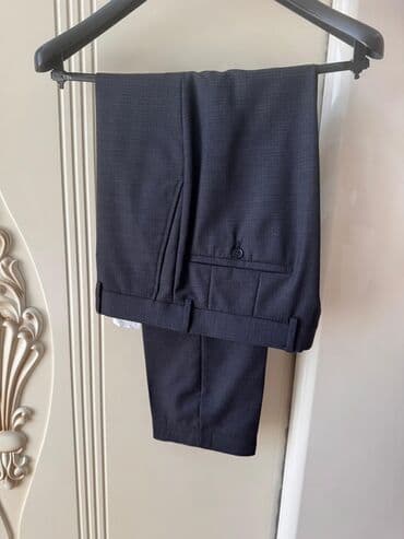 göy rəngli kişi cemperləri: Zingal Riche brendindən tünd göy rəngli kişi kostyumu. Kostyum iki — 4