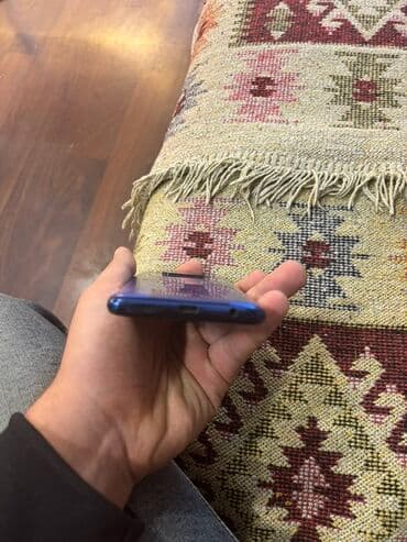 prastoy telfon: Məhsul: Mavi rəngli smartfon Xüsusiyyətlər və dizayn: - Korpus — 2