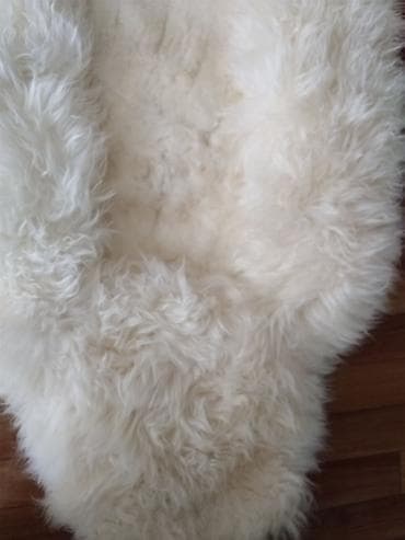 Ağ rəngli, təbii qoyun yunundan hazırlanmış uşaq arabası/sovok üçün