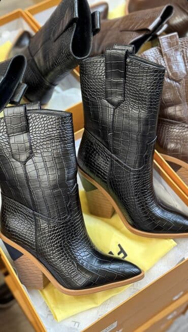 Kişi ayaqqabıları: Cekmeler satilir yeni sifaris olunub 130 azne razmeri balaca oldu diye — 1