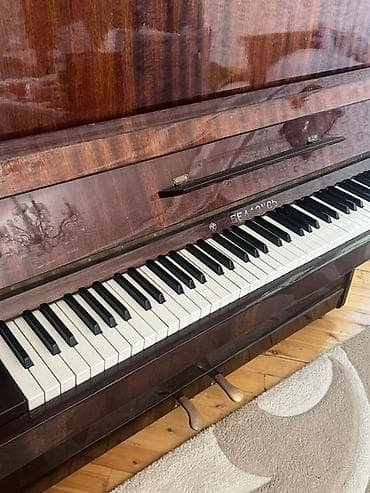 gitara sim: Belarus upright pianino - Marka/model: “Belarus” (upright pianino) - — 2