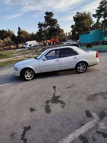mercedes c dizel: Mercedes-Benz C‑Sinfi sedan (W202), gümüşü rəng. - Kuzov: 4 qapılı — 6
