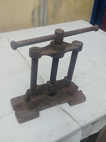 Məhsul: Dəzgah tipli vintli pres (manual) Təsvir: - Güclü tökmə