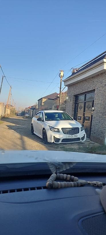 volkswagen passat 2004: Chevrolet Cruze – sedan, ağ rəng, sport üslubunda tam body-kiti ilə — 4