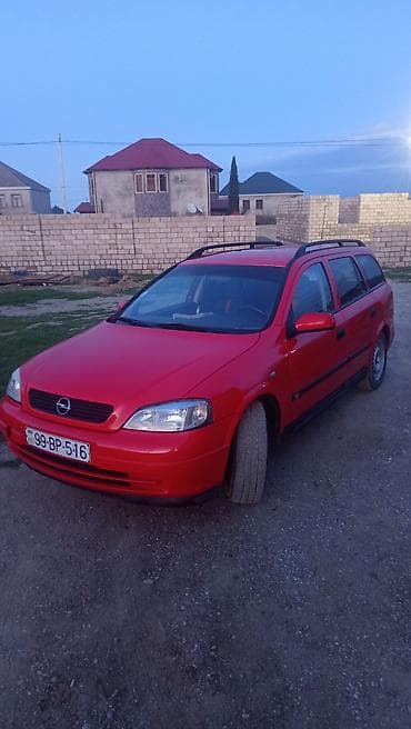 фольксваген пассат 1: Opel Astra Caravan (universal) – qırmızı rəngdə, 5 qapılı ailə və — 2