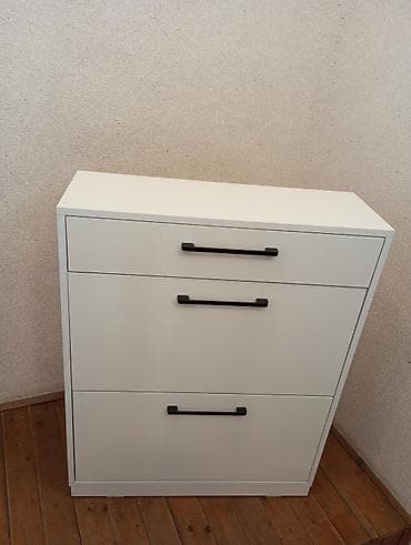 Açılan bölməli ayaqqabı dolabı - Rəng: ağ, tutacaqlar qara metal - — 2