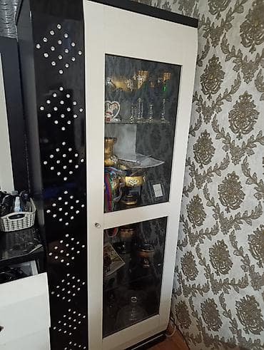 Qara-ağ vitrin şkaf - Dizayn: Ağ çərçivəli, iki böyük şüşə qapılı