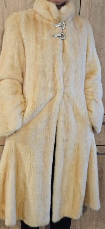 uzun hicab donlari: Zərif krem rəngində uzun xəz palto - Stil: Klassik uzun kəsim, dizdən — 2