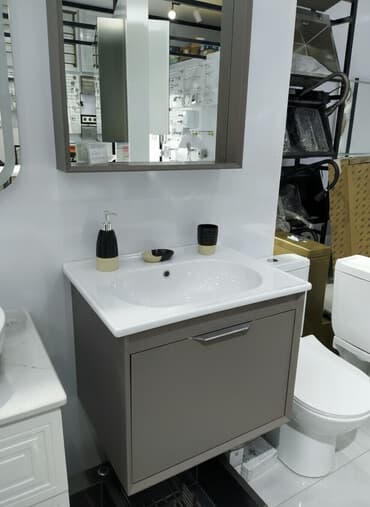 güzgü divar: Ağ rəngli keramika Çanaq və boz rəngli asma şkafdan ibarət hamam — 1