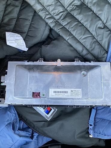 Monitorlar: BMW orijinal iDrive mərkəzi ekran (CID) – 10.25” geniş formatlı — 2
