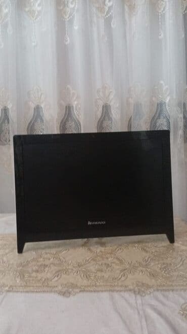 komputerlər diz ustu: Lenovo stolüstü monitor - Marka/model: Lenovo (marka loqosu ön — 2