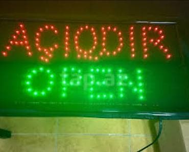 LED “AÇIQDIR / OPEN” lövhəsi - İkitərəfli mətn: yuxarıda qırmızı