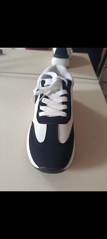 Qara-ağ rəngli idman ayaqqabısı - Dizayn: Kontrast qara-ağ panellər